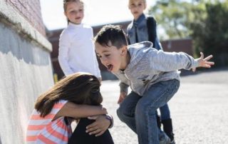 mon enfant est méchant avec les autres